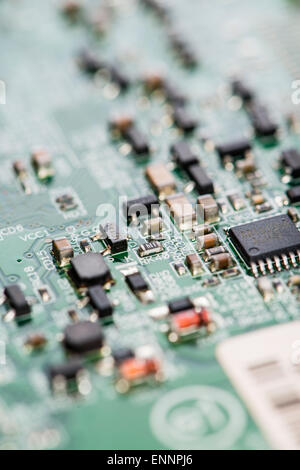 Placa de circuito con un montón de diferentes componentes (primer plano) Foto de stock