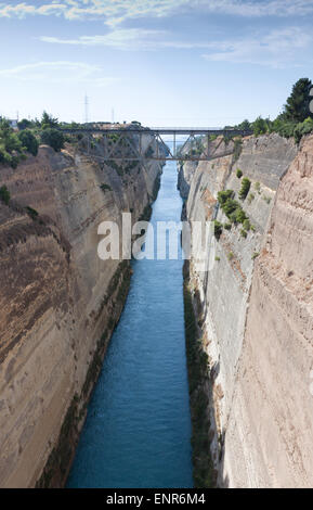 El Canal de Corinto, Grecia une el Golfo de Corinto con el Golfo Sarónico, en el Mar Egeo Foto de stock