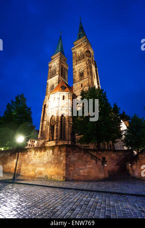 Iglesia de San Sebaldus vista nocturna en Nuremberg Foto de stock