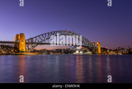 Sydney Harbour Bridge en el puerto de Sydney, Sydney, New South Wales, Australia al atardecer