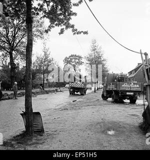 Ein LKW, beladen mit alten sofás, Auf dem Weg zum Sperrmüll en Hamburgo, Alemania 1960er Jahre. Un camión cargado con sofás viejos Foto de stock