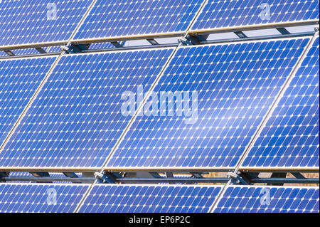 Paneles solares para producir energía de forma respetuosa con el medio ambiente Foto de stock