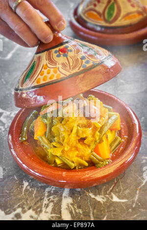 Plato tradicional marroquí - tajine. Marruecos Foto de stock