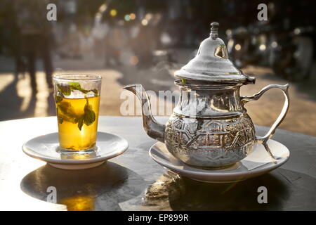 Té Marroquí con tetera y vasos tradicionales Fotografía de stock - Alamy