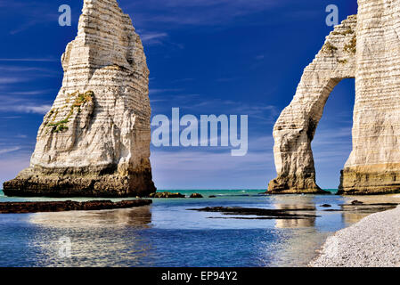 Francia, Normandía: Piedras y arcos en la boca L'aval en la costa de Etretát