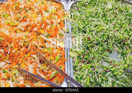 Coleslaw y ensalada de pepino visto en buffet en un restaurante Foto de stock
