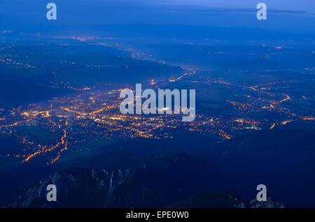 Paisaje de la ciudad por la noche. A vista de pájaro de una ciudad de montaña después del atardecer, Zakopane en Polonia.