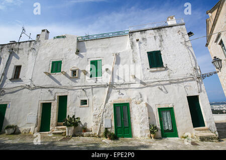 Las típicas casas blancas en el casco antiguo de la ciudad medieval de Ostuni en Puglia, en el sur de Italia. Foto de stock