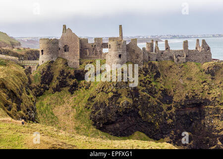 Las ruinas del Castillo de Dunluce en Irlanda del Norte Foto de stock