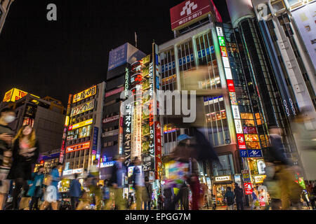 El cruce Shibuya con multitudes de personas en la noche Foto de stock