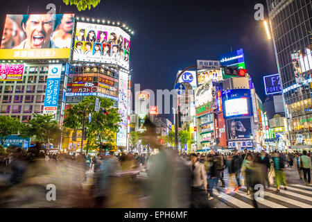 El cruce Shibuya con multitudes de personas en la noche Foto de stock