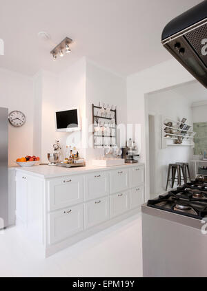 Cocina blanca con rango de microondas y televisor montado en la pared en  Hanne Davidsen renovación de viviendas, Silkesborg, Dinamarca Fotografía de  stock - Alamy