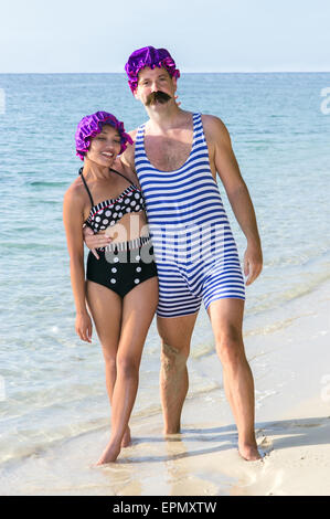 Completo Sombreado Otoño Mujer con un hombre en un traje de baño retro en la playa Fotografía de  stock - Alamy