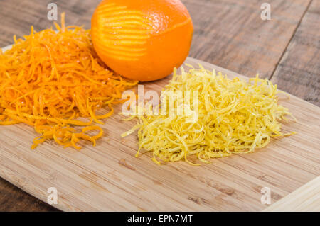 Tabla de cortar con la ralladura de naranja y limón