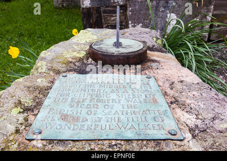 Revdo. Walker la "piedra" de recorte ahora usado como un reloj de sol en la Holy Trinity Church, Seathwaite, Dunnerdale, Lake District, Cumbria Foto de stock