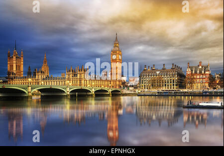 El Big Ben y las Casas del Parlamento al anochecer, Londres, Reino Unido.