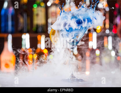 islandburner Póster de Martini Bebidas ahumadas efecto hielo seco humo  servido bar mostrador fondo de color oscuro impresión fotográfica imágenes  en papel fotográfico 90 x 60 cm : : Hogar y cocina