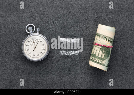 El tiempo es dinero concepto en la pizarra Foto de stock