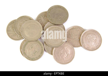Montón de antiguas monedas españolas de 50 pesetas mostrando Franco dictador cara sobre fondo blanco. 1957 Foto de stock