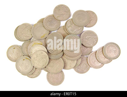 Montón de antiguas monedas españolas de 5 pesetas mostrando dictador Franco cara aislado sobre un fondo blanco. 1957 Foto de stock