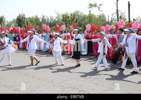 Pyongyang, República Popular Democrática de Corea (RPDC). 23 de mayo de 2015. Las mujeres activistas asistir a una ceremonia delante del monumento a las Tres Cartas para la reunificación nacional en Pyongyang, la República Popular Democrática de Corea (RPDC), el 23 de mayo de 2015. Un grupo de 30 mujeres activistas llegaron en Corea del Sur el domingo después de un histórico cruce de la zona desmilitarizada (DMZ) de la REPÚBLICA POPULAR DEMOCRÁTICA DE COREA como un acto simbólico de paz. © Zhu Longchuan/Xinhua/Alamy Live News
