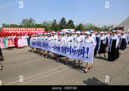 Pyongyang, República Popular Democrática de Corea (RPDC). 23 de mayo de 2015. Las mujeres asisten a una ceremonia delante del monumento a las Tres Cartas para la reunificación nacional en Pyongyang, la República Popular Democrática de Corea (RPDC), el 23 de mayo de 2015. Un grupo de 30 mujeres activistas llegaron en Corea del Sur el domingo después de un histórico cruce de la zona desmilitarizada (DMZ) de la REPÚBLICA POPULAR DEMOCRÁTICA DE COREA como un acto simbólico de paz. © Zhu Longchuan/Xinhua/Alamy Live News