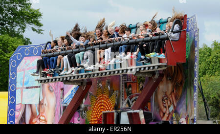 Brighton, Reino Unido. 25 de mayo de 2015. Los jóvenes disfrutan de una espeluznante paseo de feria en Hove Carnaval como miles disfrutar del cálido clima festivo hoy Credit: Simon Dack/Alamy Live News Foto de stock