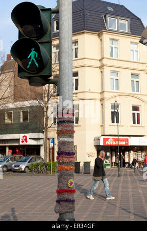 Europa, en Alemania, en Renania del Norte-Westfalia, Colonia, Guerilla Knitting en un semáforo, puesto en la iglesia de Santa Inés, también llamado Foto de stock