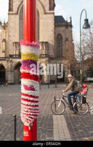 Europa, en Alemania, en Renania del Norte-Westfalia, Colonia, Guerilla Knitting en un cartel en la iglesia de Santa Inés, también llamado bom hilo Foto de stock
