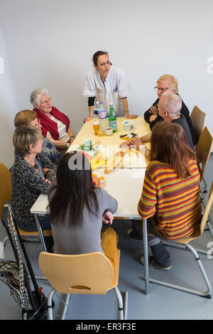 Dietista dirigiendo un taller de educación nutricional y terapéutico en pacientes con osteoporosis. Hospital de Burdeos, Francia. Foto de stock