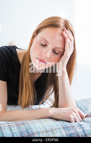Mujer sufre de dolor de cabeza. Foto de stock