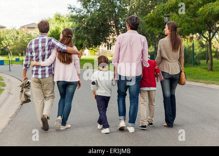 Familia caminar juntos en la calle, vista trasera Foto de stock