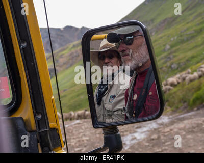 Conductor y pasajero en un espejo lateral fangosos, Alpine Loop, Colorado. Foto de stock