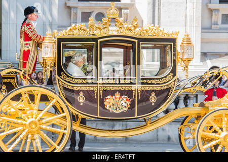 Londres, Reino Unido. 27 de mayo de 2015. La Reina, el Príncipe Carlos y su corona pasan por Whitehall, en vagones de estado, a su regreso de la Ceremonia de apertura del Parlamento. Crédito: Guy Bell/Alamy Live News