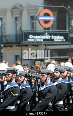 Londres, Reino Unido. 27 de mayo de 2015. Ceremonia de apertura del Parlamento. Los marineros marchando pasado la estación de metro de Westminster en Parliament Square