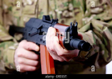 Hombre con uniforme de combate sosteniendo la AKS-47u cerrar trimestre combat rifle kalashnikov Foto de stock