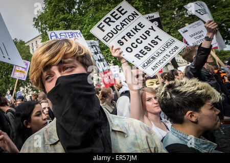 Londres, Reino Unido. 27 de mayo de 2015. Anti-Tory protestas después de la Ceremonia de apertura del Parlamento Crédito: Guy Corbishley/Alamy Live News