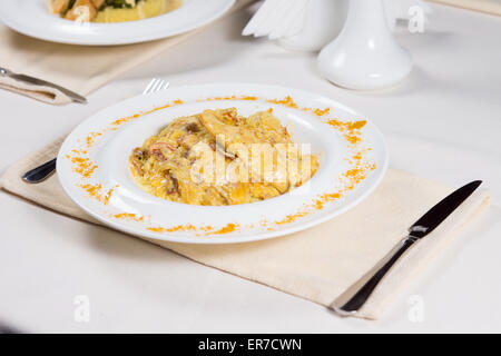 Plato preparado en lugar sencillo ajuste con vajilla de mesa de restaurante Foto de stock