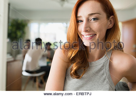 Retrato mujer sonriente con el pelo rojo