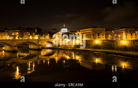 Vista de el Ponte Sant'Angelo a través del Tíber a la Basílica de San Pedro en la noche, Roma, Lazio, Italia Foto de stock