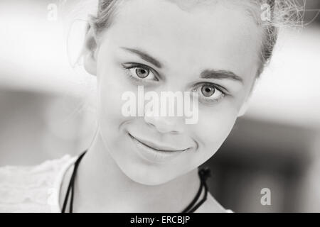 Rubia hermosa chica adolescente closeup retrato con fondo borroso, Monocromo estilo retro efecto filtro sepia Foto de stock