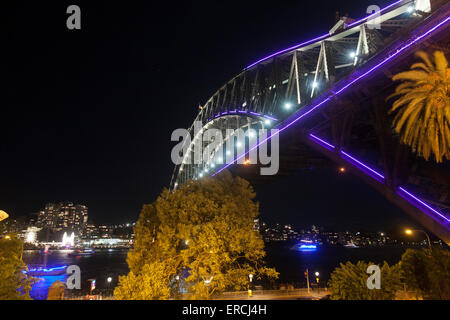 Sydney, Australia. Desde el 01 de junio de 2015. El 2015 Vivid Sydney música ligera e Ideas Festival con el Sydney Harbour Bridge iluminado. Crédito: /Alamy Live News