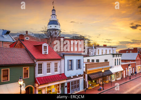 En Annapolis, Maryland, EE.UU. el centro de vistas a la calle principal con la Casa del Estado. Foto de stock