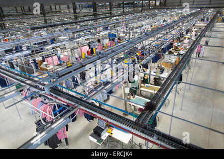 Los encargados de la fábrica de prendas de vestir en Marruecos produce ropa para los negocios minoristas holandés Foto de stock