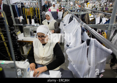 Los encargados de la fábrica de prendas de vestir en Marruecos produce ropa para los negocios minoristas holandés Foto de stock
