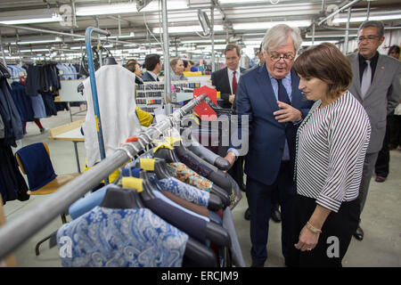 El Ministro holandés de comercio y ayuda al desarrollo Lilianne Ploumen visitando Alwin Van Gils director de fábrica de ropa de los fabricantes en Foto de stock