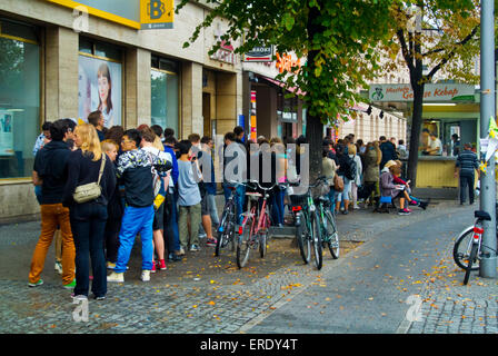 Mustafa's Gemüse Kebap, puesto de venta de comida vegetariana y Döner Kebab, gyros normal Mehringdamm street, Kreuzberg, Berlín occidental, Germà Foto de stock