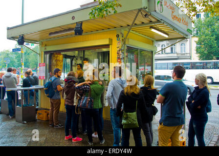 Mustafa's Gemüse Kebap, puesto de venta de comida vegetariana y Döner Kebab, gyros normal Mehringdamm street, Kreuzberg, Berlín occidental, Germà Foto de stock
