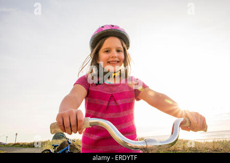 Chica caucásica montando bicicleta al aire libre