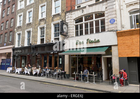 Una plaga conmemorativa azul encima de un café donde la primera emisión fue de la televisión británica, Londres, Inglaterra, Reino Unido. Foto de stock
